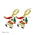 Dettaglio degli orecchini Babbo Natale da 32 mm con albero verde e strass bianco - Stile Babbo Natale sugli Sci (DE251010-C)