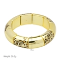 Détail du bracelet élastique doré à motif léopard montrant la largeur 17mm et le poids 30,3g - Style Large Segmenté (DB251104-A)