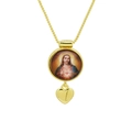 Gros plan du collier plaqué or 18K avec médaillon religieux et charmant pendentif en cœur - Sacré-Cœur de Jésus Cœur (DN251121-I)