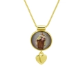 Détail macro du pendentif portrait religieux plaqué or 18K avec breloque cœur polie - Vierge à l'Enfant Cœur (DN251121-N)