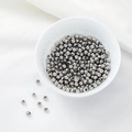 Macro-opname van gepolijste zilveren kralen in een witte kom voor DIY-sieraden maken - 2mm / Witgoud