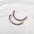 Dunkelviolette Emaille-Blumen-Biegerohr-Charm mit 18K vergoldeten Vintage-Metallmustern - Violetter Emaille-Stil