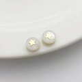 Oorknopjes van zoetwaterschelp met 14K goud vergulde ster in het midden - Pentagram / 1 Stuk (5*8mm) / Wit
