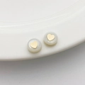 Oorknopjes van schelp met gouden hart op een minimalistisch keramisch bordje - Hart / 1 Stuk (5*8mm) / Wit