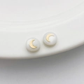 Elegante 14K vergulde schelpen oorknopjes met een minimalistisch halve maan ontwerp - Maan / 1 Stuk (5*8mm) / Wit