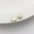 Platte schijfoorbellen van schelpmateriaal met 14K vergulde halve maan en bloemmotieven - Bloemenmaan / 1 Stuk (5*8mm) / Wit