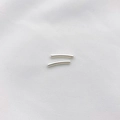Polierte silberne gebogene Röhrenperlen für DIY-Schmuck auf weißem Textilhintergrund - 2x15mm / Silber