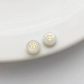 Elegante pendiente de trébol chapado en oro de 14K con incrustación de nácar blanco - Trébol de cuatro hojas / 1 Pieza (5*8mm) / Blanco