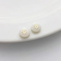 Pendientes de botón redondos minimalistas con base de perla blanca y motivo de sol dorado - Copo de nieve / 1 Pieza (5*8mm) / Blanco