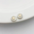 Pendientes de concha de nácar y oro de 14K con signo de la paz y diseño minimalista - Avión / 1 Pieza (5*8mm) / Blanco