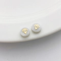 Cuenta redonda de concha natural bañada en oro 14K con detalle de rombo metálico - Diamante / 1 Pieza (5*8mm) / Blanco