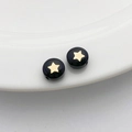Cuentas redondas negras con estrella dorada y baño de oro 14K para hacer joyería - Estrella de cinco puntas / 1 Pieza (5*8mm) / Negro