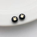 Pendientes de botón redondos negros con silueta de conejo dorado y acabado de esmalte brillante - Conejo / 1 Pieza (5*8mm) / Negro