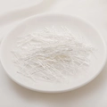 Verzilverde platte kopspelden voor DIY sieraden maken op een witte keramische schotel - 0.5x20mm / Zilver
