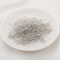 Verzilverde oogspelden voor DIY-sieraden maken gepresenteerd in een witte keramische schaal - 0.5x20 / Witgoud