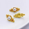 Mattgoldene Blumenohrringe mit weißen Perlen und roten Edelsteinen Schmuckset - Rosenperle Anhänger / 11x25mm
