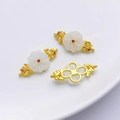 Goldener Tulpenanhänger mit weißen Blütenblättern und rotem Kristall für DIY-Schmuck - 15x32mm