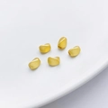 Cuentas espaciadoras ovales doradas mate para joyería DIY en bandeja de cerámica blanca - Cuenta Trenzada de 4x6mm (1 Pieza)