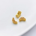 Abalorio MOM dorado hueco y cuentas de filigrana con circón rojo para joyería de DIY - Cuenta Media Luna de 5x10mm (1 Pieza)