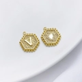 14K vergulde zeshoekige hanger met reliëfletter V en getextureerd hartontwerp - Stijl V (Hart Zeshoek)