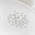 Zilveren 14K vergulde knijpkralen voor DIY-sieraden in een witte keramische tray - Eindsluiting / Sterling Zilveren Kleur