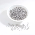 Gepolijste zilveren buigringen voor DIY sieraden in een witte keramische schaal - Witgoud (3mm)