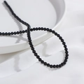 Polierte natürliche schwarze Achat-Perlen 4-6mm auf einem minimalistischen Keramik-Display - Schwarzer Achat Stil 4mm