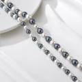Elegante collar con perlas de concha blancas y gris pavo real para joyería artesanal - Indigo Bicolor Mixto 8mm