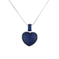 Detailaufnahme des dunkelblauen Herzanhängers mit Zirkonia-Pflasterung an silberner Kette - Platiniert Blauer Zirkon