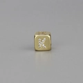 Handgefertigter Armband-Anhänger mit goldenem Buchstaben K und glänzenden Zirkonias - Alphabet K Würfelperle