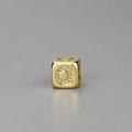 Handgewebtes Armband mit goldenem Würfelanhänger und Kristall-Buchstaben Q Design - Alphabet Q Würfelperle