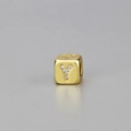 Goldener Würfelanhänger mit funkelndem Buchstaben Y Kristalldetail für DIY Armbänder - Alphabet Y Würfelperle