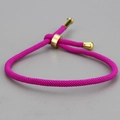 Handgefertigtes rotes Webarmband mit verstellbarem goldfarbenem Verschluss und Endkappen - Fuchsia