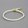 Minimalistisches cremefarbenes geflochtenes Armband mit verstellbarer Gold-Metallschnalle - Weiß