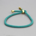 Handgefertigtes gewebtes türkises Seilarmband mit verstellbarem Goldschieber und Charm - Seegrün