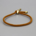 Verstellbares minimalistisches gelbes geflochtenes Seilarmband mit goldener Schließe - Ingwergelb