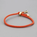 Minimalistisches handgeflochtenes Buchstaben-Armband in Orange mit goldener Metallschließe - Orange