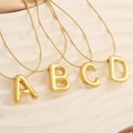 Goldene Halskette mit A B C D Buchstaben-Anhängern im aufgeblasenen Ballon-Stil - Gold Buchstabe M (XN-06)