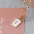 Elegante goldene Halskette mit K-Buchstaben-Anhänger, Emaille und Kristallen - Alphabet M (FN-13) / Halskette (Kette und Anhänger)