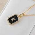 18K Gold Halskette mit rechteckigem schwarzem Emaille-Anhänger und kristallbesetztem Buchstaben K - Alphabet M (FN-15) / Halskette (Kette und Anhänger)