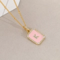 Vergoldete quadratische Halskette mit rosa Emaille und Mikropavé Buchstabe K - Alphabet M (FN-14) / Halskette (Kette und Anhänger)