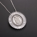 Collar medalla Virgen María en plata con circonitas de corte tipo baguette - Estilo Virgen María Circonia Baguette Plata (NA05-6 Plata)