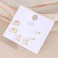 Détail d'un lot de 6 boucles d'oreilles plaquées or avec cœur et perle sur carte - Cœur & Clé (EO09-6)