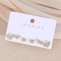 Detailansicht des 6-teiligen Gold-Herz-Ohrstecker-Sets mit Zirkonia auf Display-Karte - Herz Stil (EP03-8)