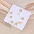 Ensemble de boucles d'oreilles fleurs et feuilles dorées avec zircons sur carte support - Feuille & Fleur (EO10-2)