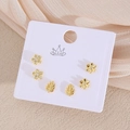 Trois paires d'élégantes boucles d'oreilles fleurs et feuilles dorées sur carte - Feuille & Fleur (EO10-5)