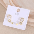 Trois paires de boucles d'oreilles dorées avec zircone sur carte de présentation blanche - Soleil (EO10-8)