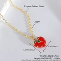 Vergoldete Kupferhalskette mit einem kleinen roten Erdbeeranhänger und grünen Blättern - Nur Anhänger (Ohne Kette) / Flache Erdbeere (NAC05-8)