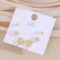 Trois paires de boucles d'oreilles dorées avec étoiles et ballerines sur carte de présentoir - Danseuse de Ballet (EO12-3)