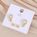 Ensemble de boucles d'oreilles cerf et fleurs plaqué or avec zircons sur carte - Cerf (EO12-7)